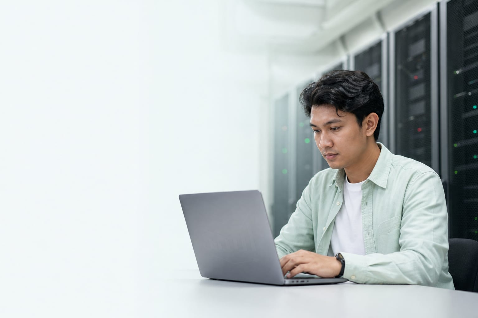Engineer infrastruktur muda Indonesia memantau performa server di data center