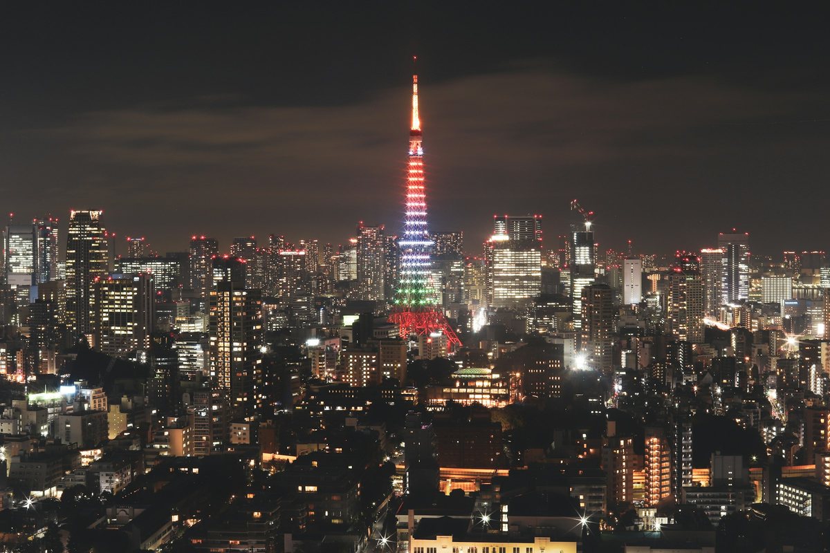 Tokyo Tower dan skyline Tokyo di Jepang