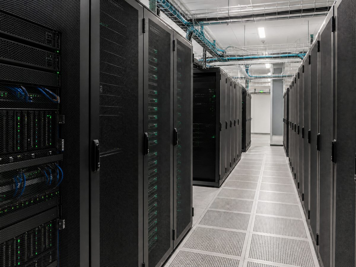 Lorong datacenter dengan deretan rack server enterprise